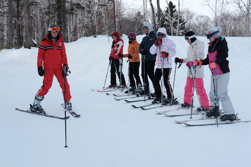 Panduan Bermain Ski untuk Pemula di Resort Keluarga yang Ramah Anak