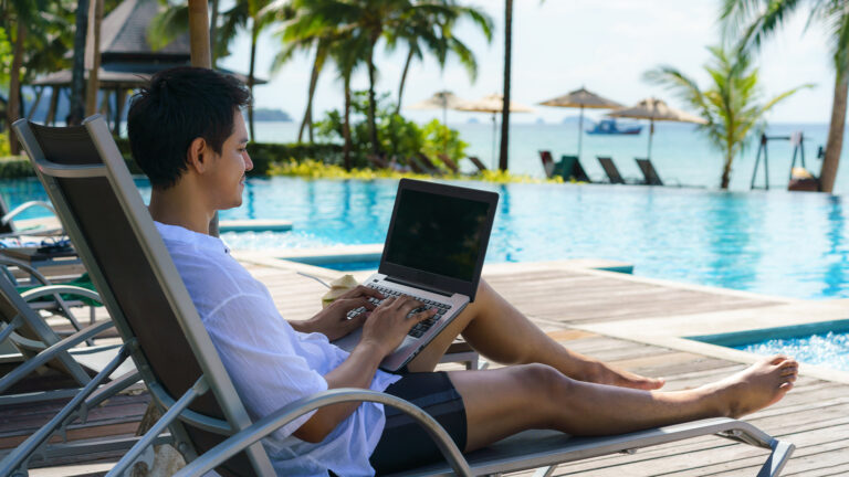 Tren ‘Workcation’: Cara Kerja Sambil Liburan yang Semakin Populer