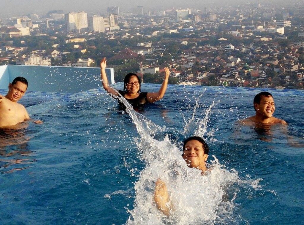 Olahraga Air: Manfaatkan Fasilitas Olahraga Air di Hotel untuk Aktivitas yang Menantang dan Seru