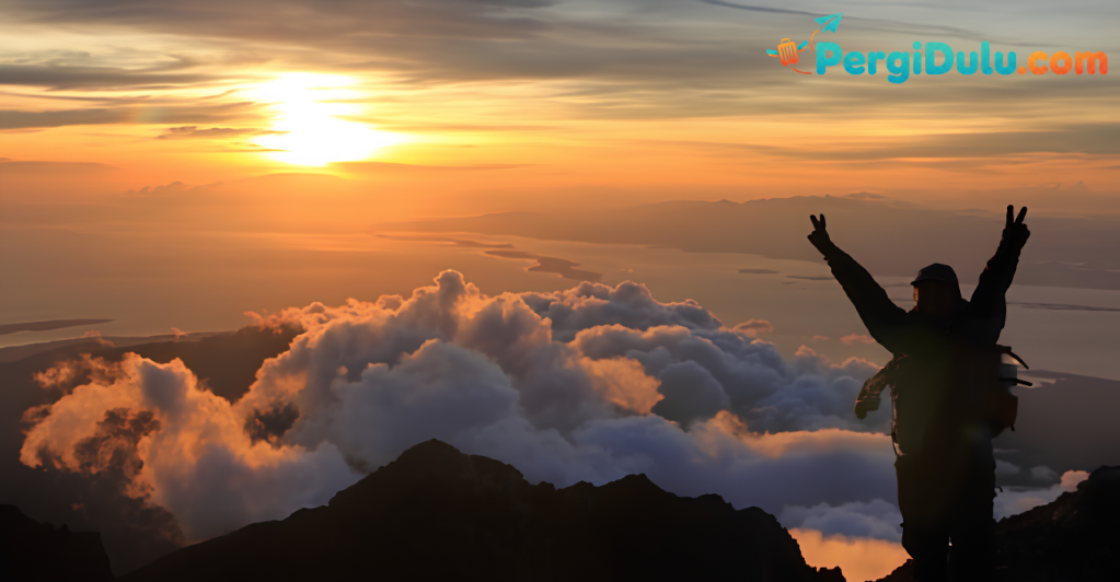 Menikmati Sunrise di Puncak Gunung Ijen: Trekking Hemat dengan Pemandangan Blue Fire